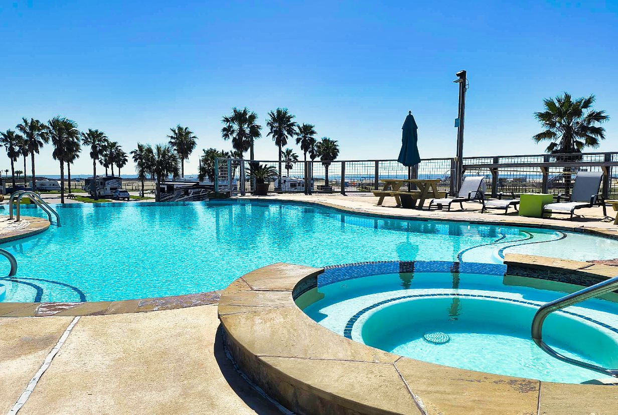 The infinity pool at Sandpiper RV Resort