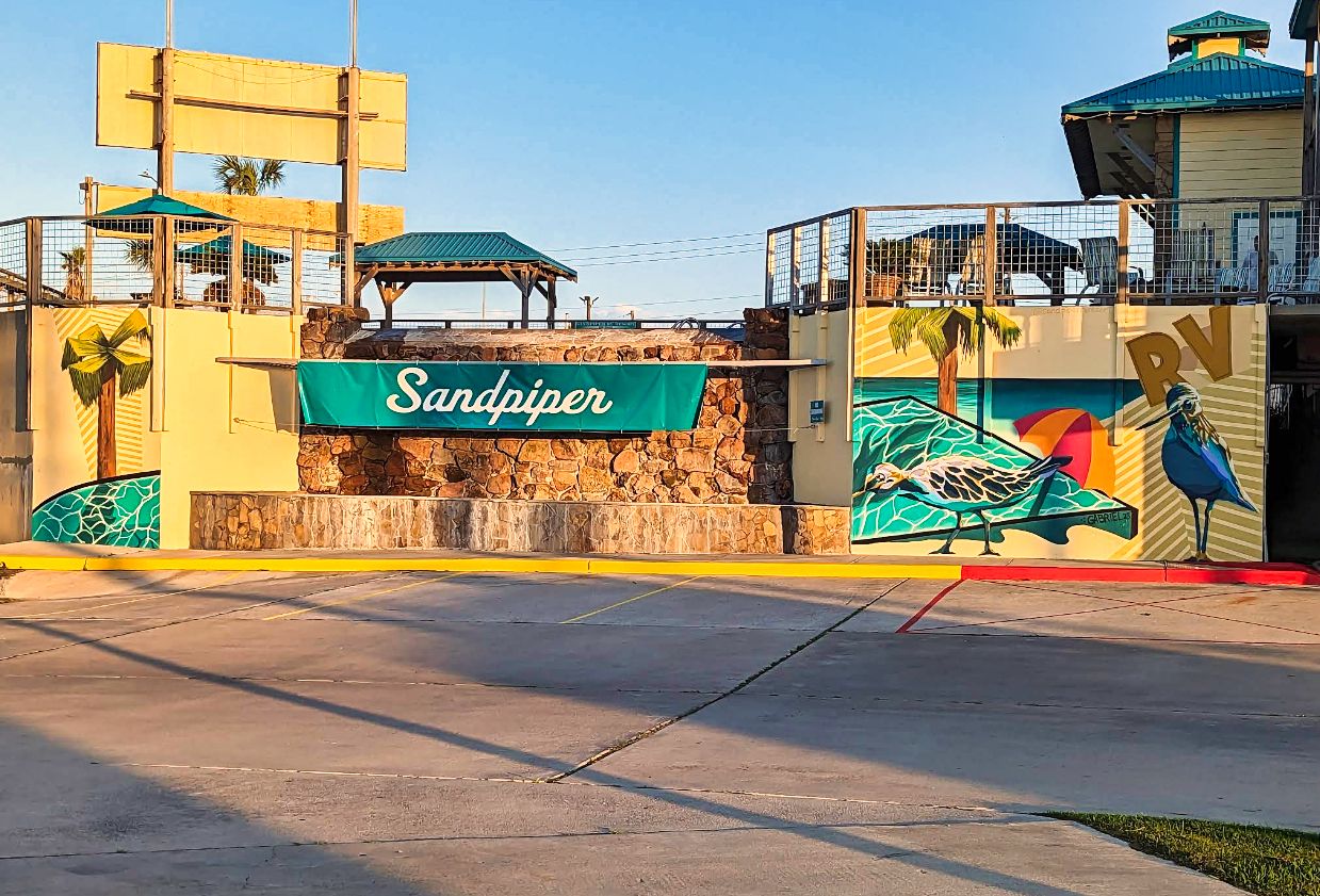 The pool at Sandpiper RV Resort