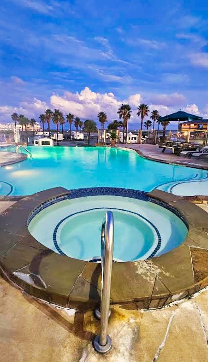 The pool at Sandpiper RV Resort