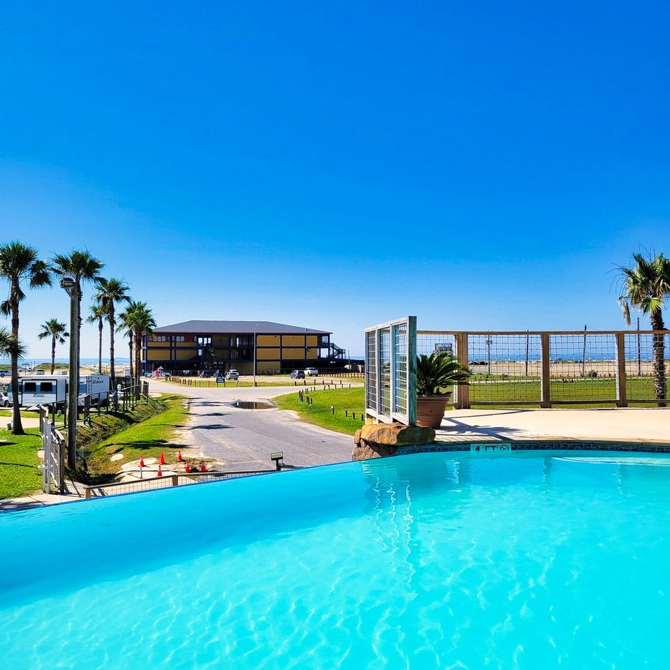 The pool at Sandpiper RV Resort