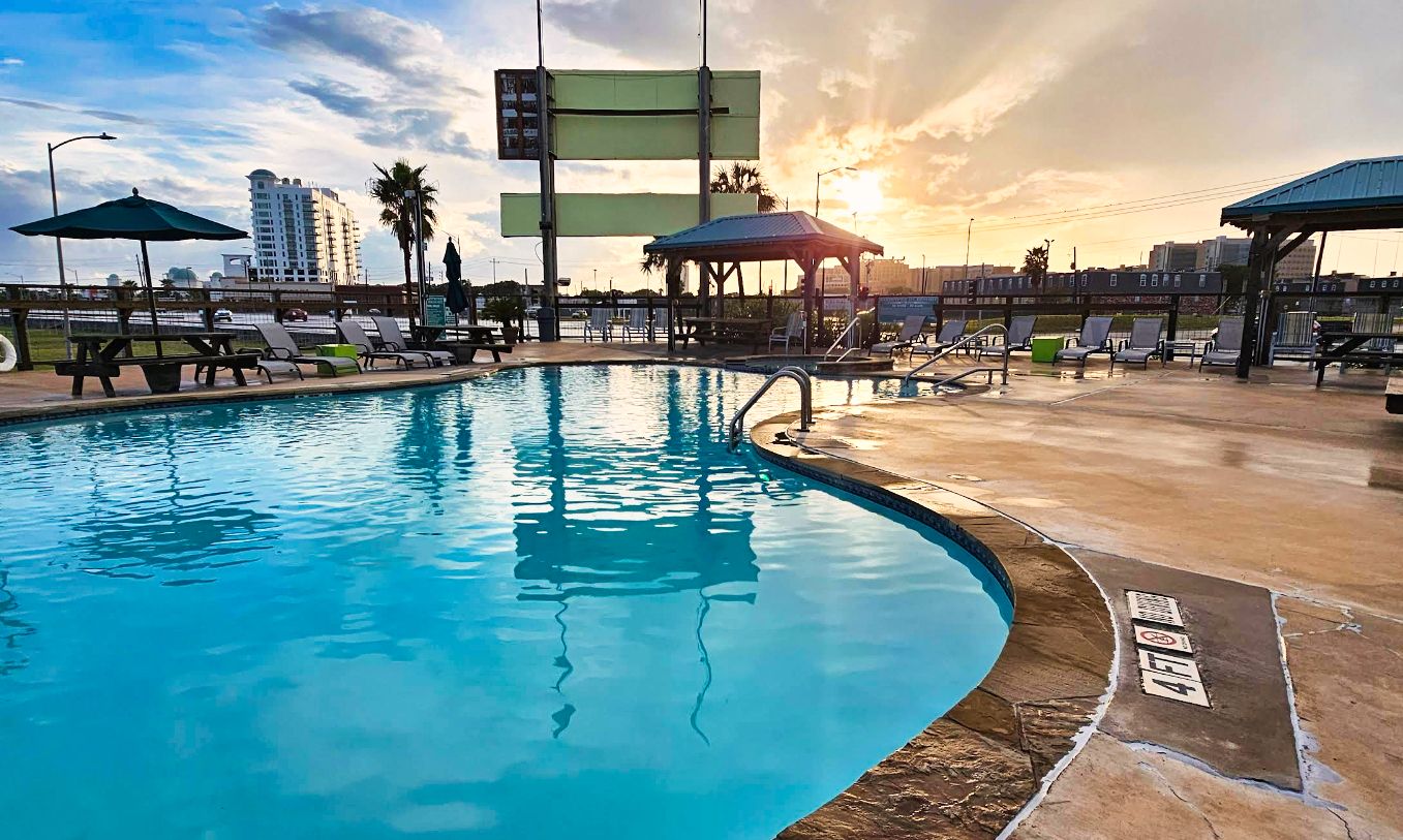 The pool at Sandpiper RV Resort